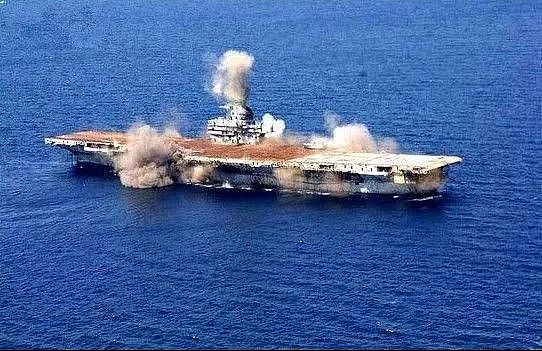 军舰、飞机、潜艇全出动，日本海自花了一星期就是炸不沉这艘油轮 - 4