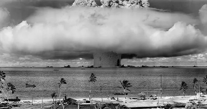 聚焦 | 比基尼背后的血腥秘密：美军12年用67枚核弹毁灭一个民族，核辐射人体实验危害至今 - 10