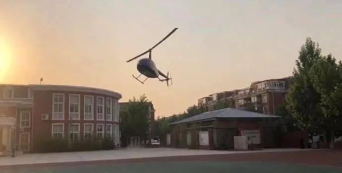 一家长为了孩子的科技课题作业把一架直升机开到了学校 - 3