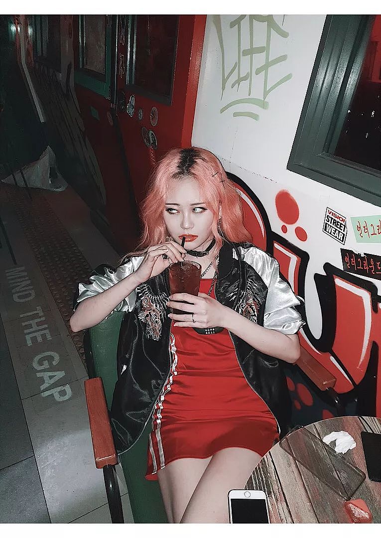 纹身、穿孔、粉发、娃娃脸，这个不完美的“坏女孩”靠什么成为韩国当下最夯时尚博主？ - 18