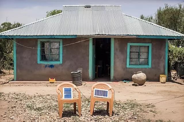 非洲人终于有钱买手机，却没办法充电，于是出现这一幕…… - 12