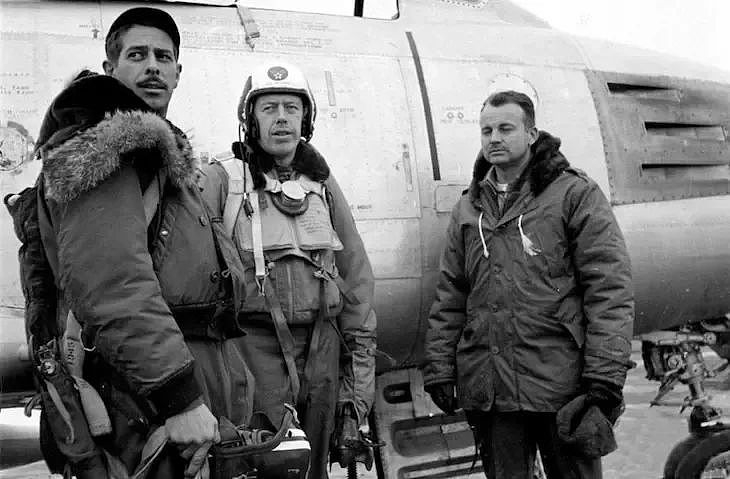 同温层那么冷，B52轰炸机的机组人员在高空穿什么保暖 - 6