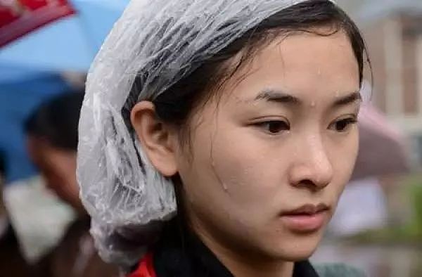 她在汶川地震中失去双腿及女儿，6年后再嫁华裔学霸，收获一对儿女，爱情让她重生 - 1