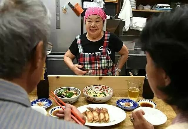 84岁日本第一奶奶：白天卖饺子，凌晨当DJ，一生无子，只为热爱而活 - 17
