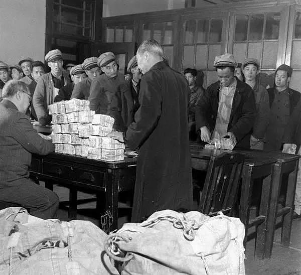 中国民国时期通货膨胀，拿钞票点烟，用一麻袋钱买半袋大米｜老照片 - 19