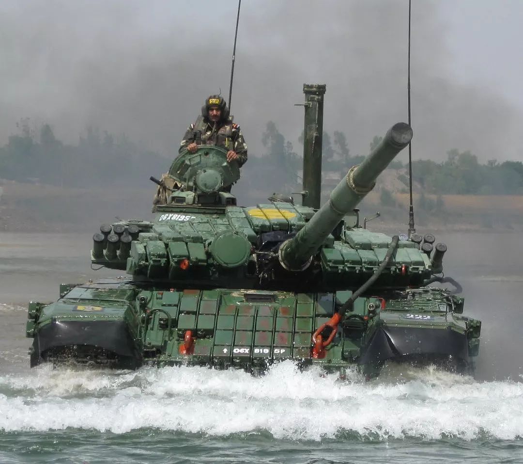 国防部官宣“15式”新型坦克已服役！中国这款新轻坦好在哪？ - 12