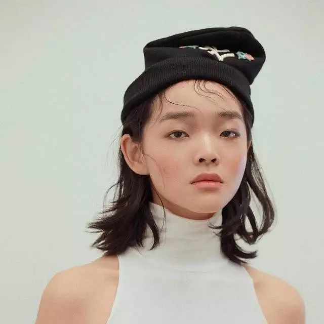 这位“宽眼距塌鼻梁”的18岁麻豆意外在Dior高定秀场走红，她会成为新加坡的“雎晓雯二代”吗？ - 26