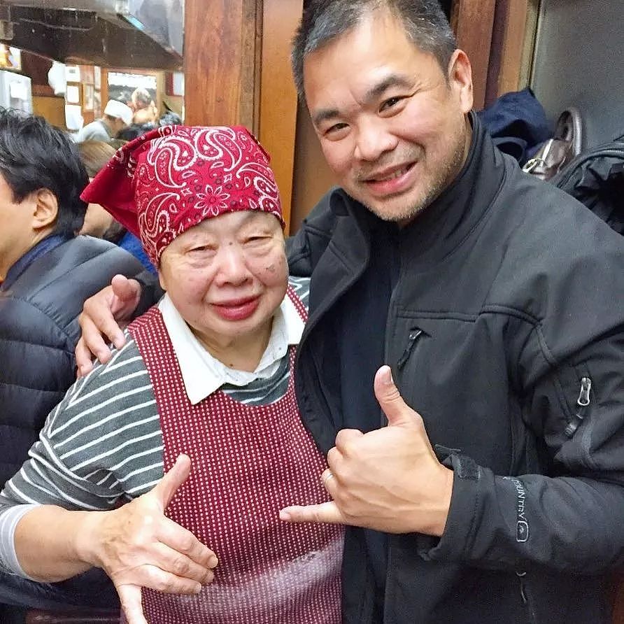 84岁老奶奶白天卖饺子，晚上去夜店蹦迪成DJ女王：我一生无子又怎样 - 4