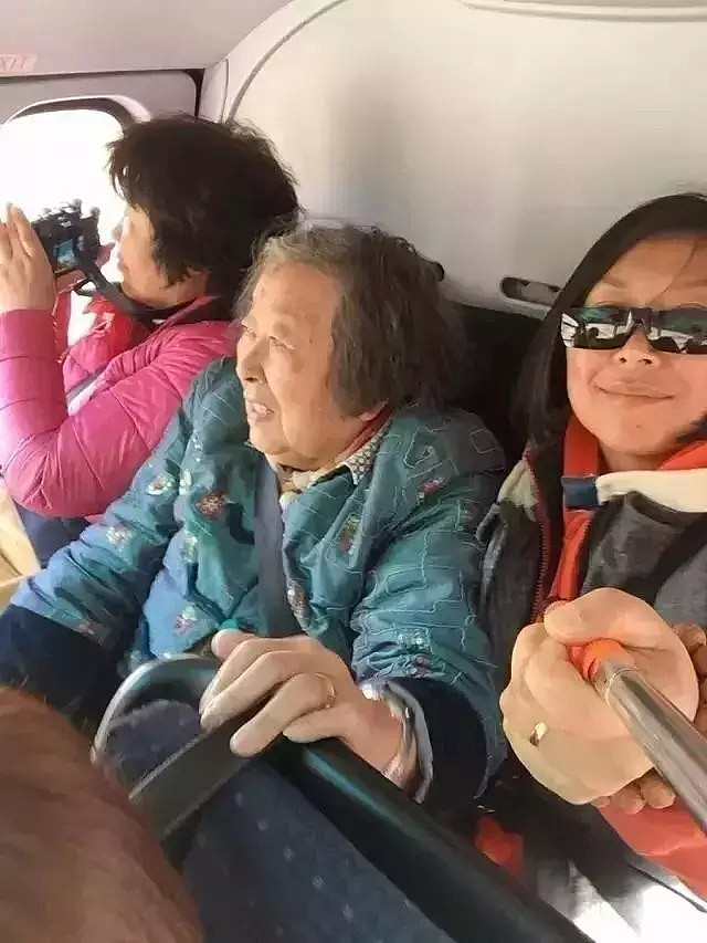 这对姐妹带着89岁痴呆妈妈环游世界，十年推坏5把轮椅，陪伴才是最好的治疗 - 12