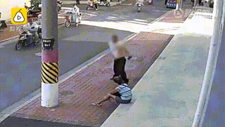 男子当街摔打老母亲：中国式巨婴，到底有多可怕？ - 3