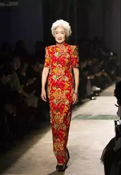 70岁中国旗袍奶奶，走向国际T台惊艳世界：等我老了也要这样美 - 2