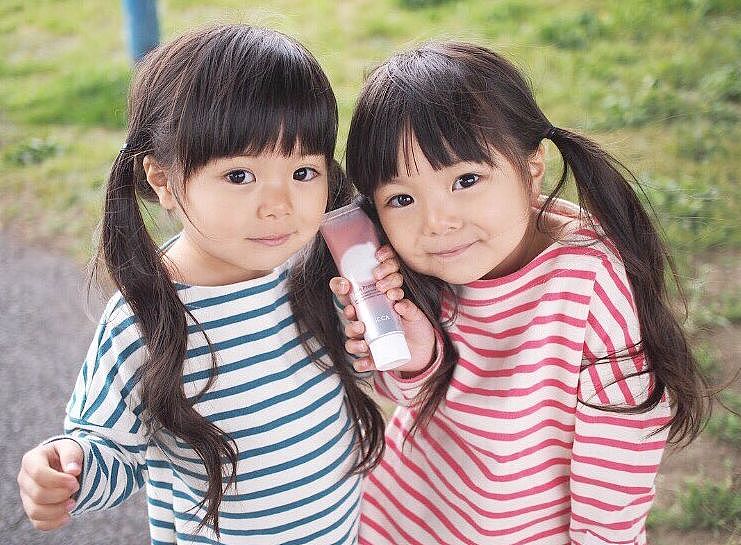 这对日本双胞胎小姐妹，复制粘贴的脸蛋和打扮，直接萌倒无数网友... - 27