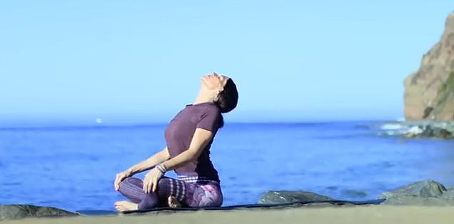 海边练瑜伽，精气神十倍充足 ▷ 每日一练 - 2