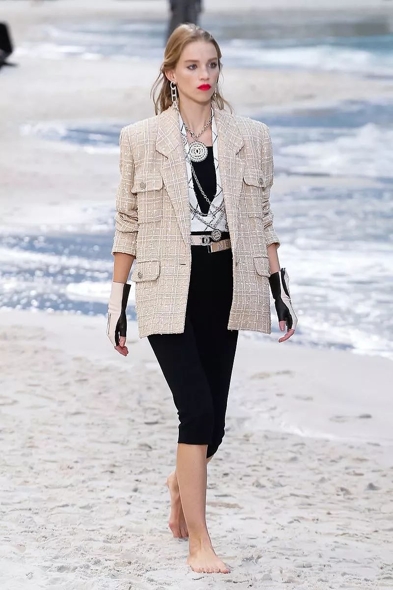 Chanel的包已满足不了我，从刚刚开始全世界女人都想穿它去踩沙滩！ - 13