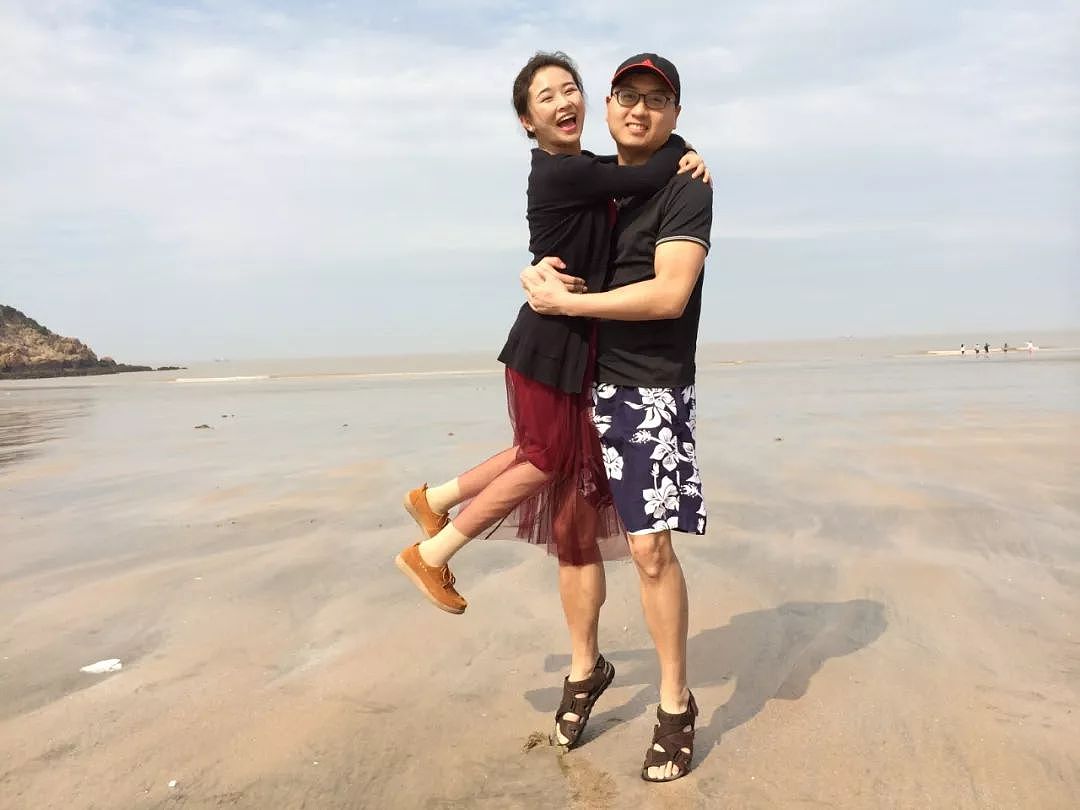 她在汶川地震中失去双腿及女儿，6年后再嫁华裔学霸，收获一对儿女，爱情让她重生 - 27