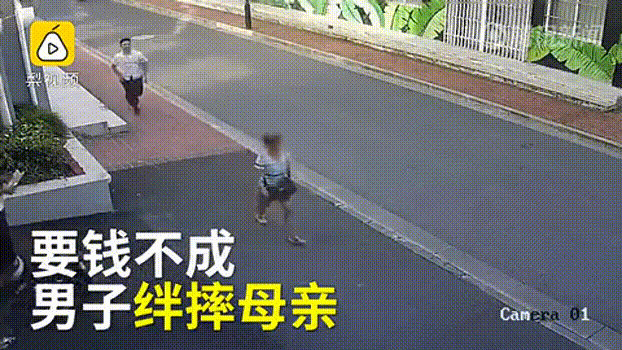男子当街摔打老母亲：中国式巨婴，到底有多可怕？ - 1