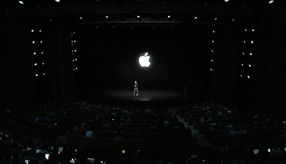 苹果今早发布会里唯一的硬件，竟然是一张信用卡。。。 - 15