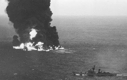 军舰、飞机、潜艇全出动，日本海自花了一星期就是炸不沉这艘油轮 - 11