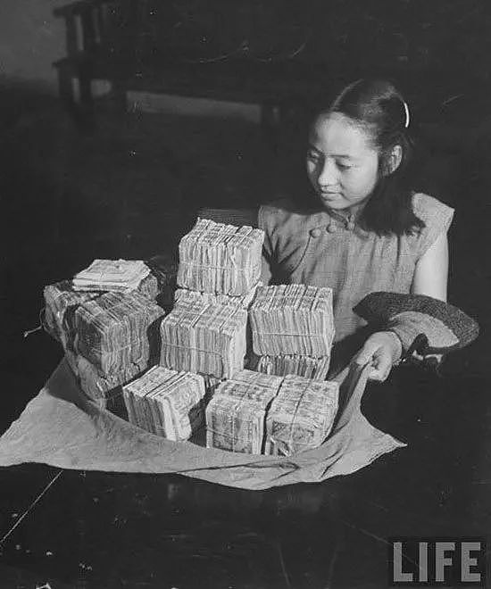 中国民国时期通货膨胀，拿钞票点烟，用一麻袋钱买半袋大米｜老照片 - 3
