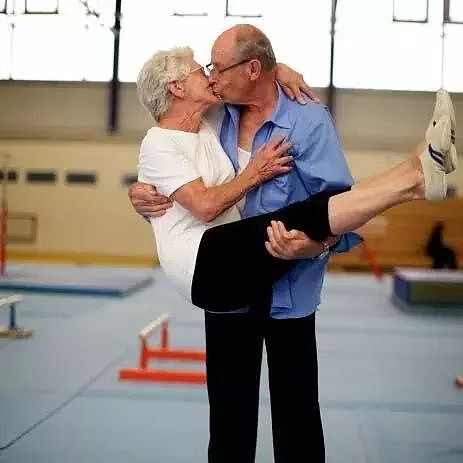 80岁秀恩爱、玩体操、90岁跳伞庆生、做极限运动，这个奶奶活成了18岁少女 - 27