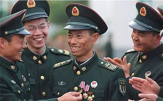 将军看到一级士官需要敬礼吗？详解中国解放军军衔制度 - 32