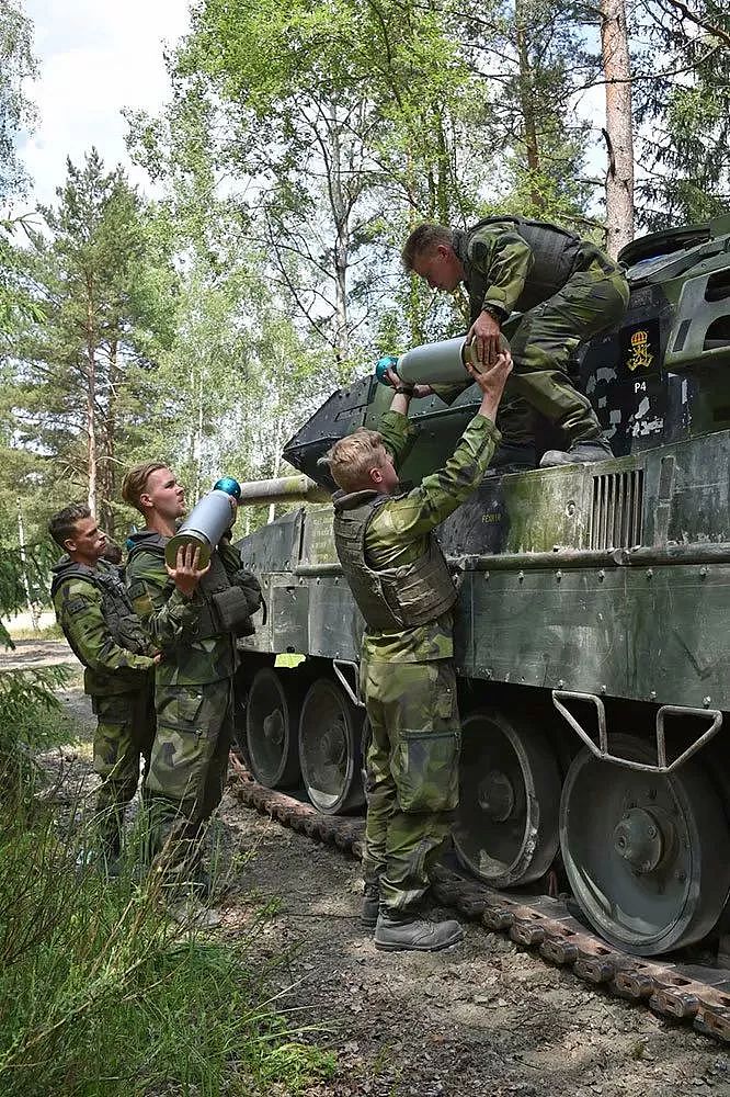 欧洲最强坦克挑战赛，瑞典女兵扛炮弹性感抢镜！ - 8