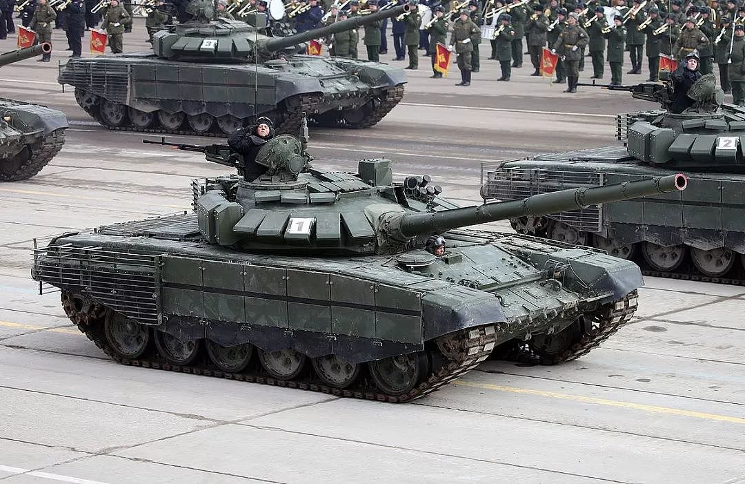 俄军T-72翻车，坦克兵保命设计露出，坦克被击中后如何逃生？ - 3