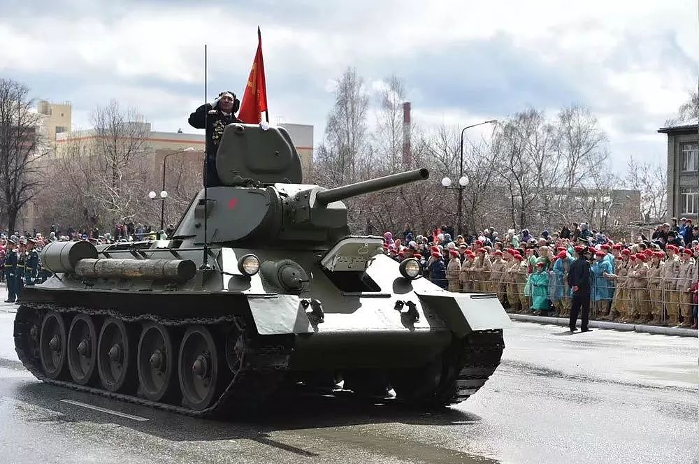 俄国阅兵把二战古董战车开上大街，T35坦克引起军迷一片尖叫 - 24