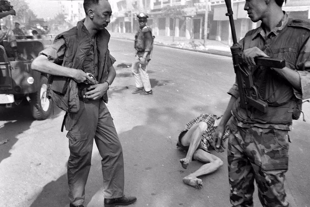 越南当街枪毙俘虏被人拍下引起民众反战，那这个人到底该不该死？ - 4