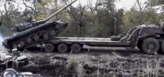 俄军T-72翻车，坦克兵保命设计露出，坦克被击中后如何逃生？ - 1