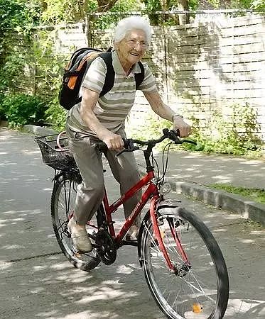 80岁秀恩爱、玩体操、90岁跳伞庆生、做极限运动，这个奶奶活成了18岁少女 - 28