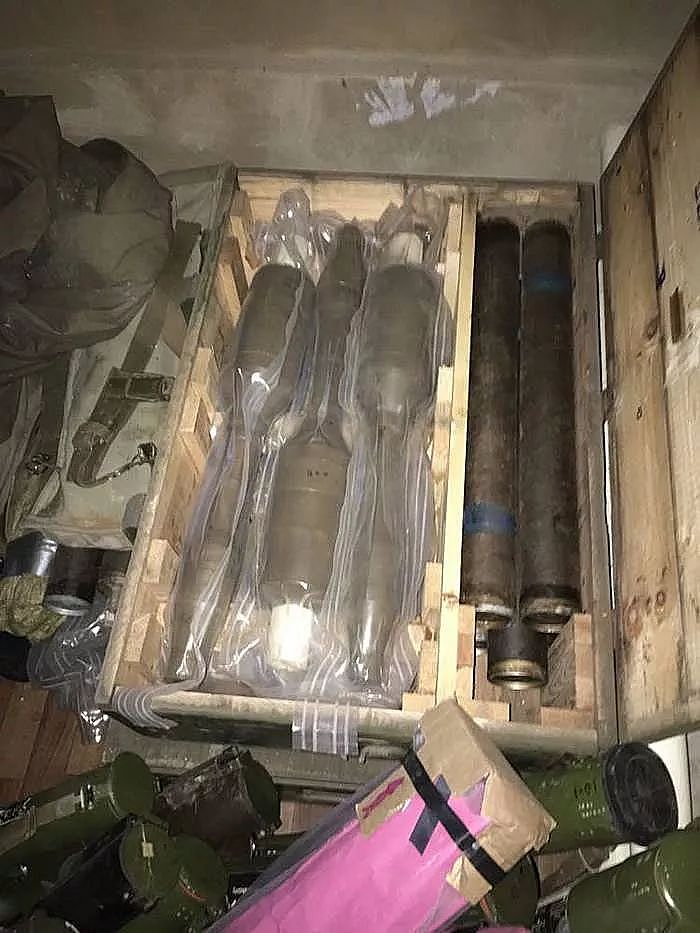神奇的国度！乌克兰警方在55岁大妈家发现军火库缴获大量火箭筒 - 5
