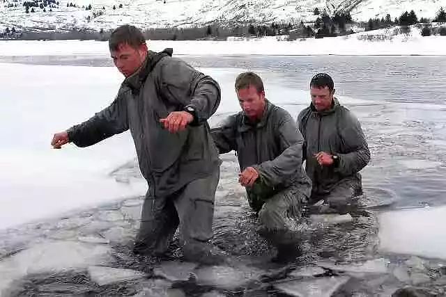 美军在北极驻军官兵防寒上煞费苦心：士兵敢穿着它泡冰水里 - 3