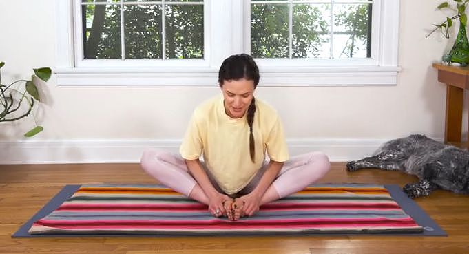 瑜伽简易坐姿，每天3分钟，延缓衰老 ▷ 每日一练 - 9