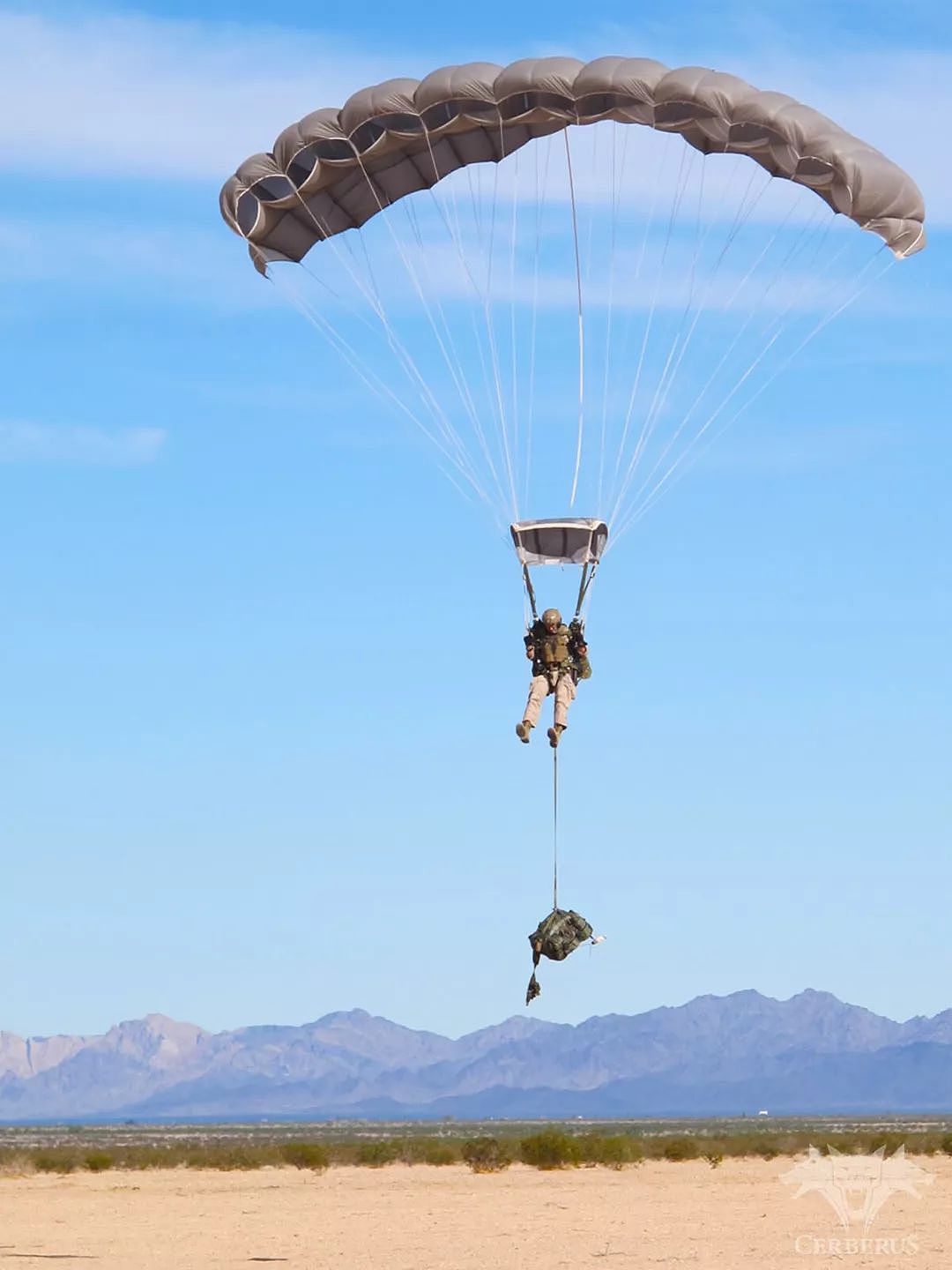 台伞兵300米高空坠落，解放军伞兵的方法可避免悲剧 | 军情晚报 - 14