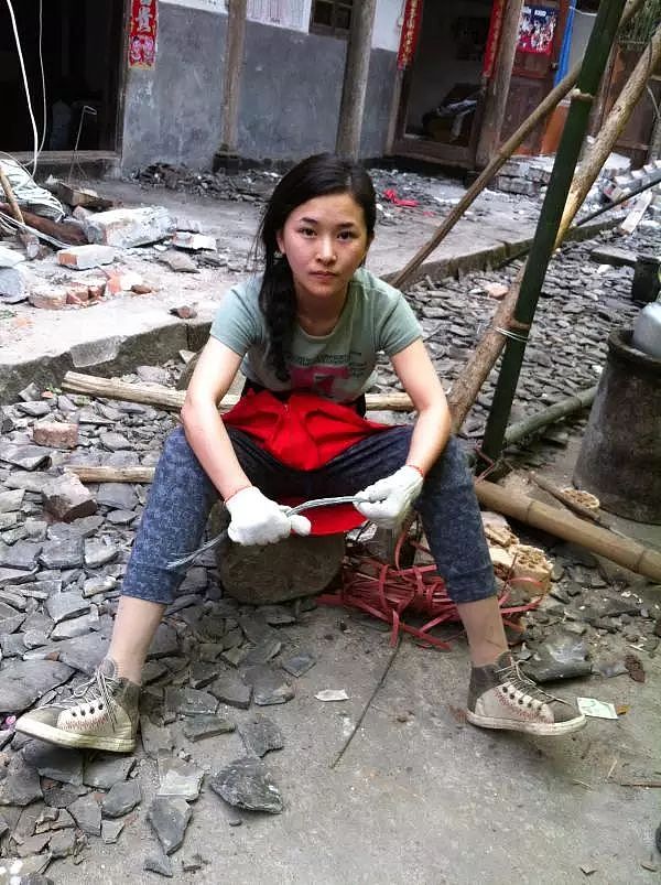 她在汶川地震中失去双腿及女儿，6年后再嫁华裔学霸，收获一对儿女，爱情让她重生 - 14