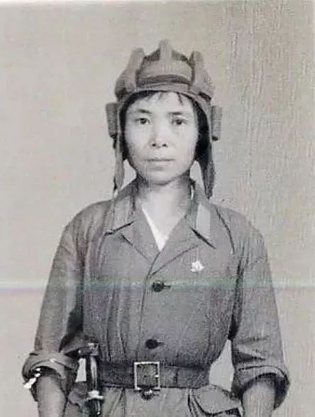 中国第一位女空降兵：捐款1000万，却被警察怀疑，真相令人动容…… - 9