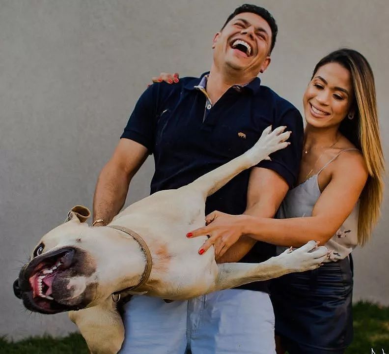 情侣带着家里的狗拍婚纱照，但拍出来的效果…… - 3
