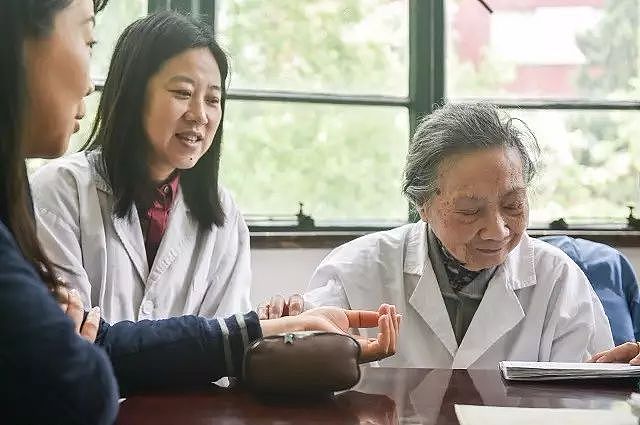 96岁的女国医，头发依然浓黑，几十年没生过病，她的养生秘诀就是~ - 4