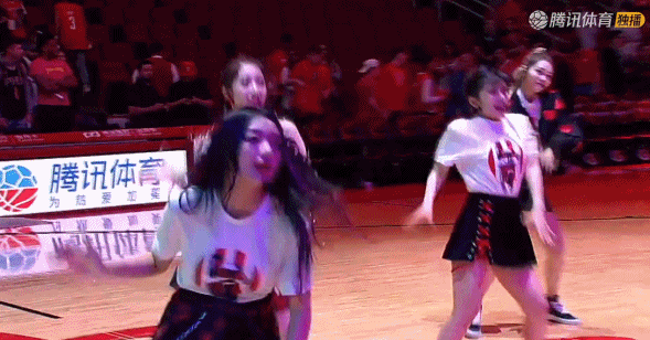 NBA赛场首次迎来中国女团 火箭少女在火箭主场献新歌首秀 - 9