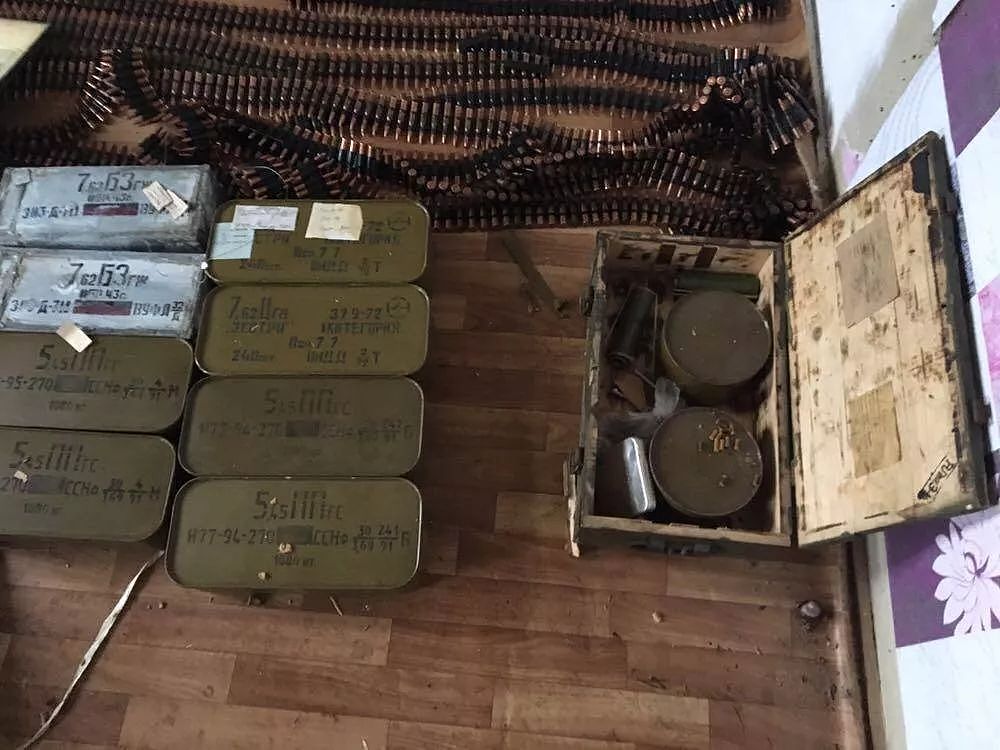 神奇的国度！乌克兰警方在55岁大妈家发现军火库缴获大量火箭筒 - 6