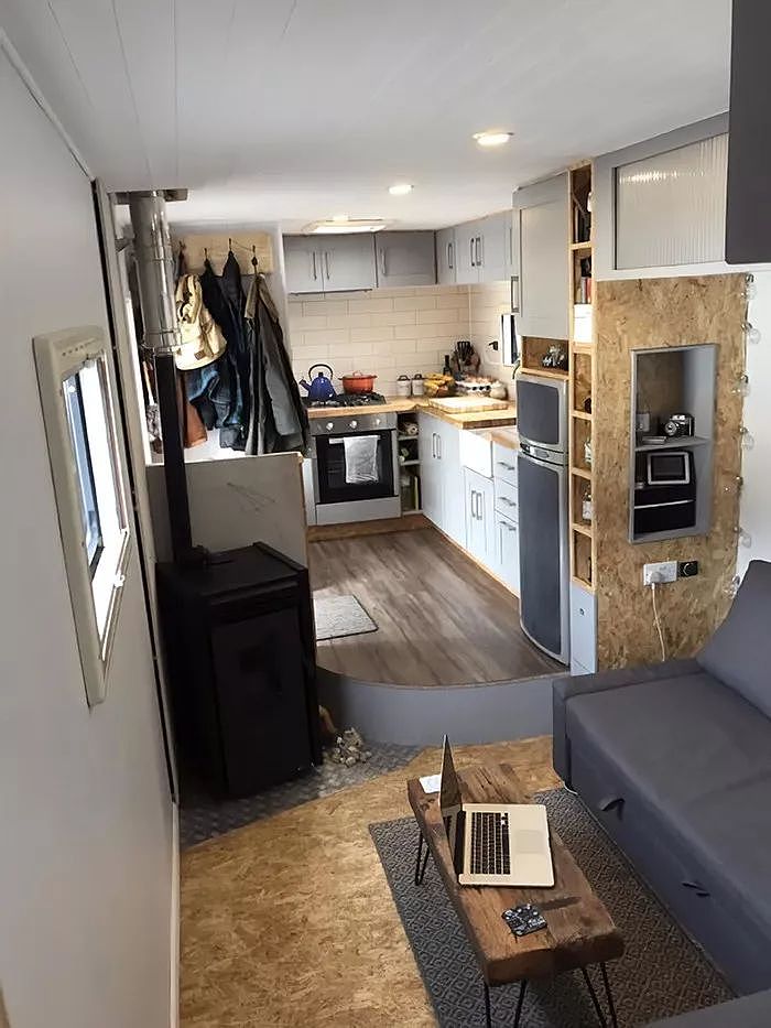 一对夫妇花了25,000美元把旧卡车改装成移动房屋，看起来比大多数公寓都好 - 12