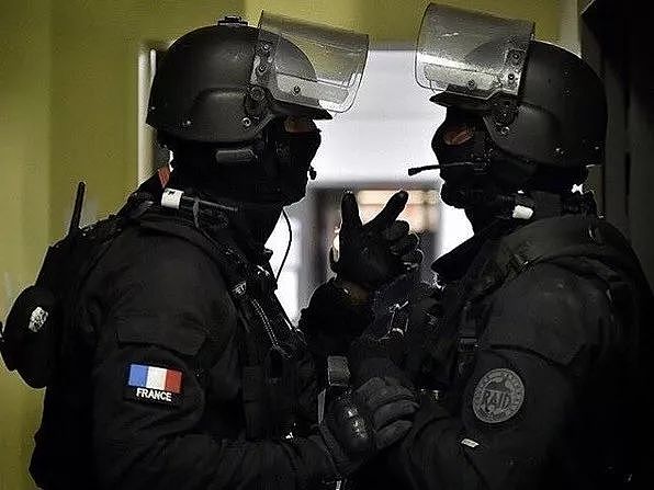 法兰西黑豹| RAID，一支称为“黑衣人特别行动队”的法国反恐精英 - 15