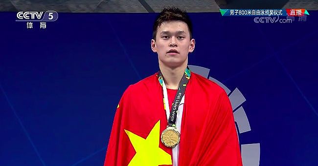 孙杨200米夺冠领奖服惹争议，800米再夺冠效仿乔丹 - 3