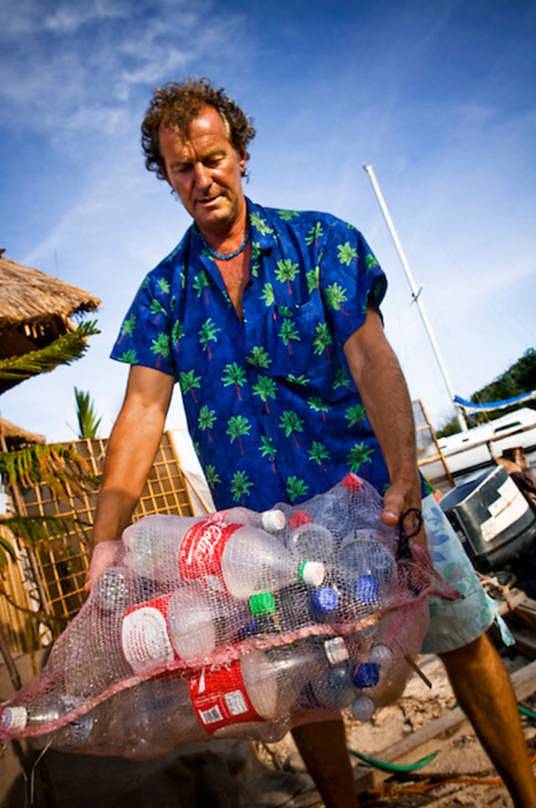 他用塑料瓶搭了一个私人海岛，64岁逆袭成网红，吸引超模当女友！ - 10
