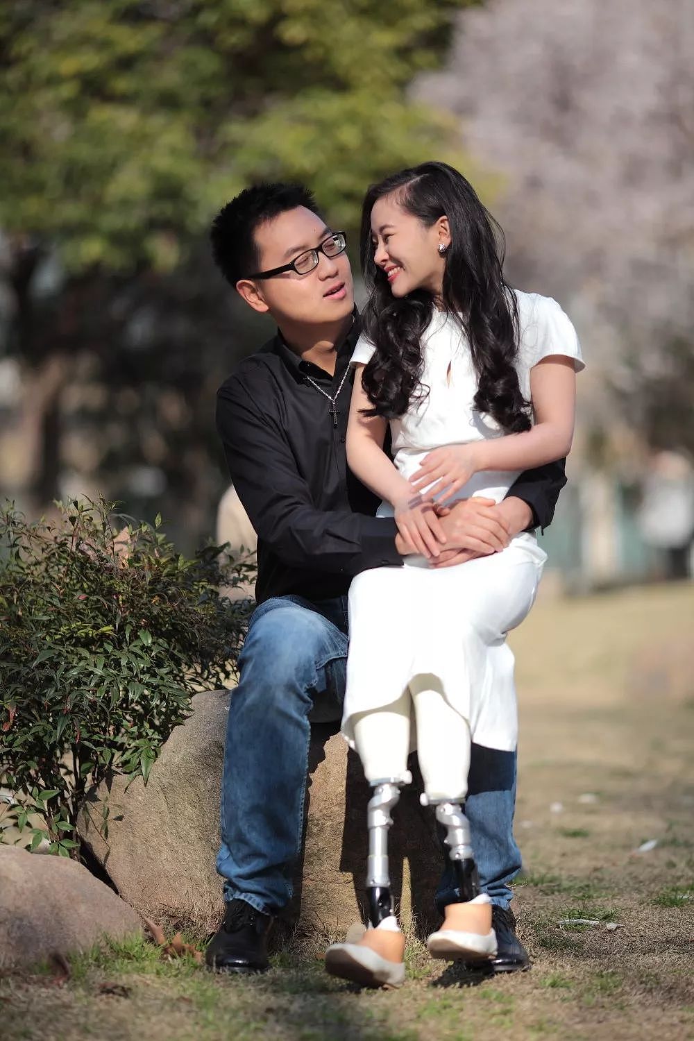 她在汶川地震中失去双腿及女儿，6年后再嫁华裔学霸，收获一对儿女，爱情让她重生 - 16