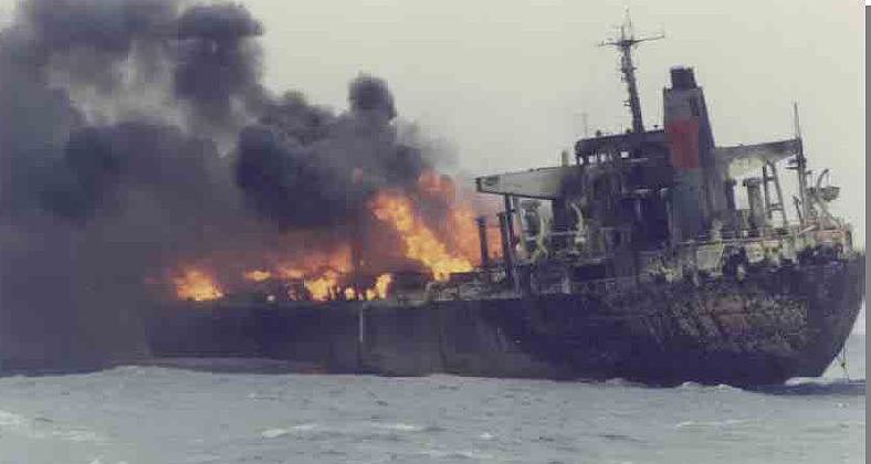 军舰、飞机、潜艇全出动，日本海自花了一星期就是炸不沉这艘油轮 - 12