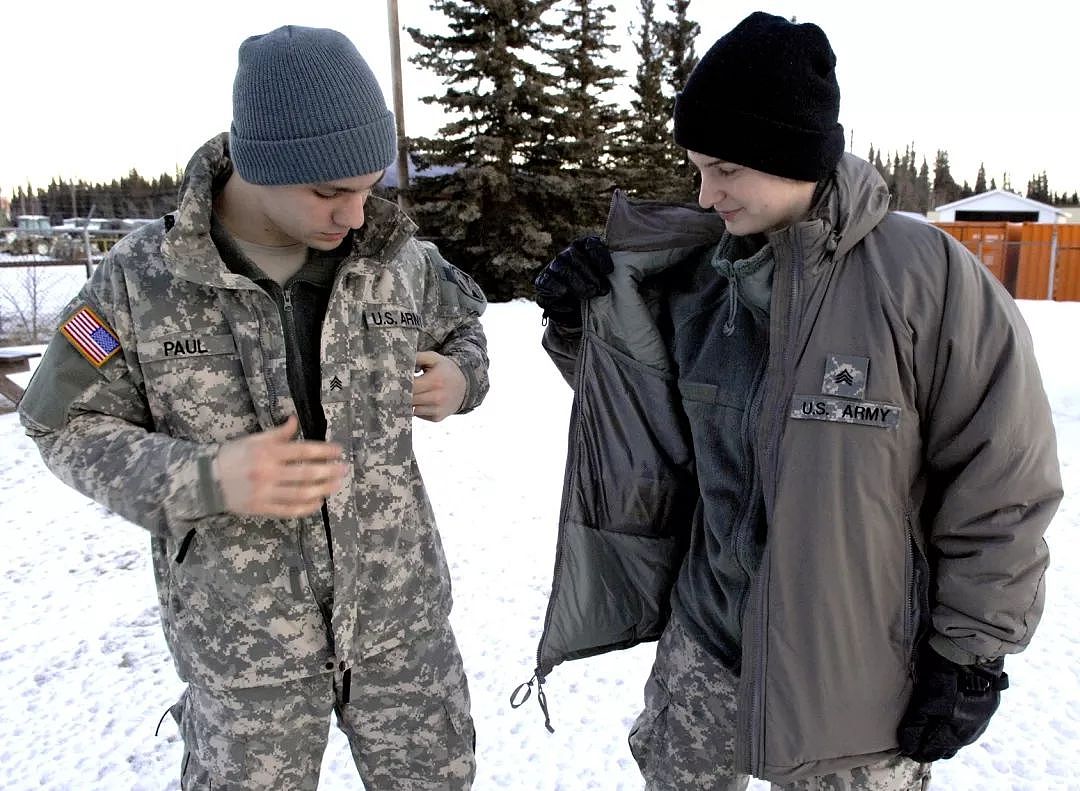 美军在北极驻军官兵防寒上煞费苦心：士兵敢穿着它泡冰水里 - 17