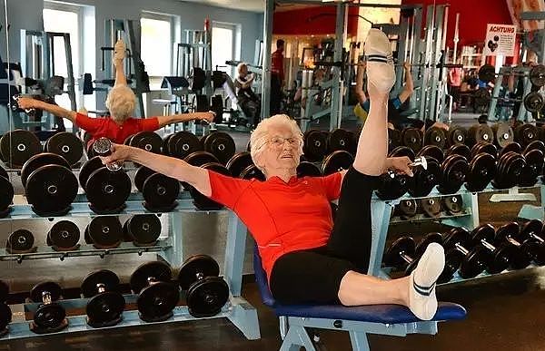 80岁秀恩爱、玩体操、90岁跳伞庆生、做极限运动，这个奶奶活成了18岁少女 - 6