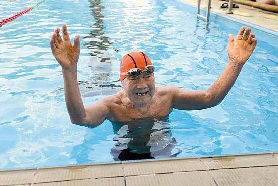 107岁大爷坚持健身30年游泳50年，完爆小鲜肉！ - 15